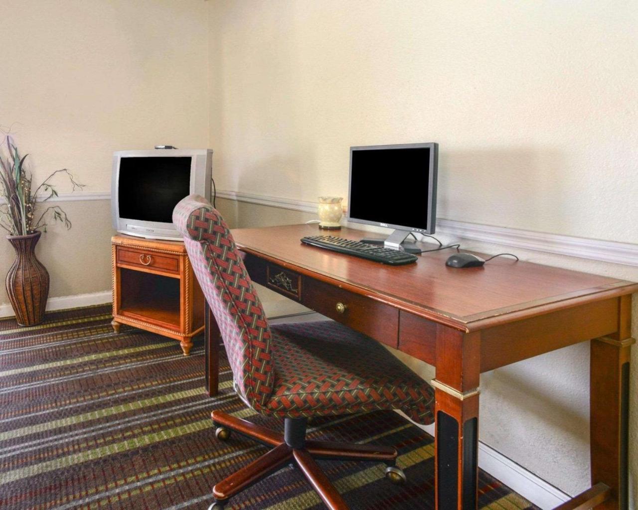 Econo Lodge Inn & Suites 卡本代尔 外观 照片