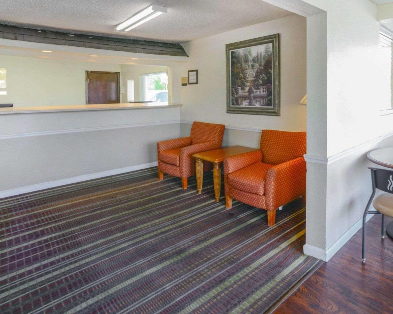 Econo Lodge Inn & Suites 卡本代尔 外观 照片