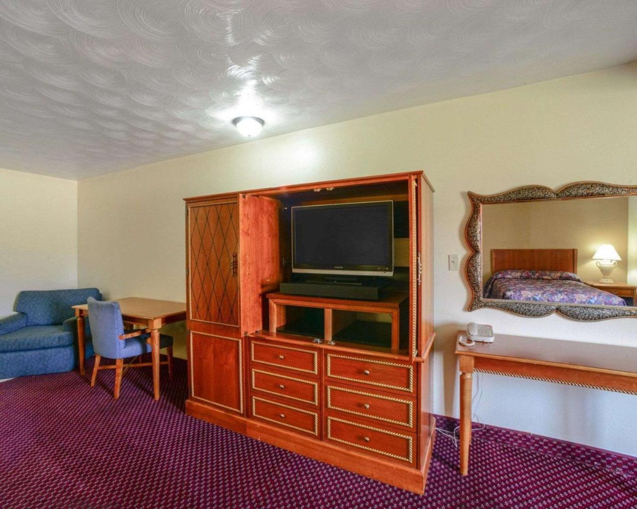 Econo Lodge Inn & Suites 卡本代尔 外观 照片
